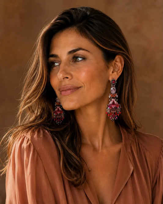 MARÍLIA - Brincos statement em aço com missangas e tecido - Bordeaux
